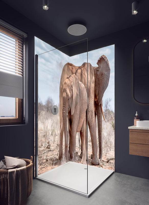 Duschrückwand - Elefanten von Tsavo in dunklem Badezimmer mit Regenduschkopf
