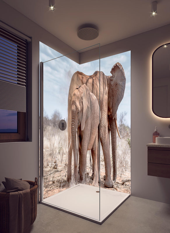 Duschrückwand - Elefanten von Tsavo in cremefarbenem Badezimmer mit Regenduschkopf