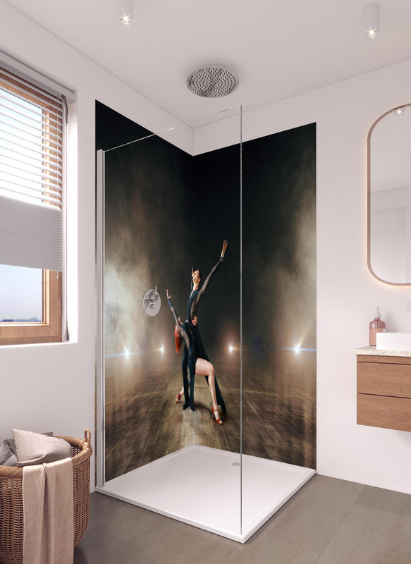 Duschrückwand - Elegantes Tanzpaar - Samba in hellem Badezimmer mit Regenduschkopf  - zweiteilige Eck-Duschrückwand