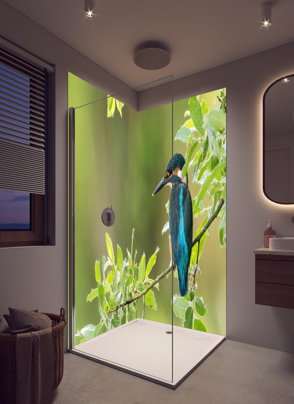 Duschrückwand - Exotischer friedlicher Eisvogel in cremefarbenem Badezimmer mit Regenduschkopf