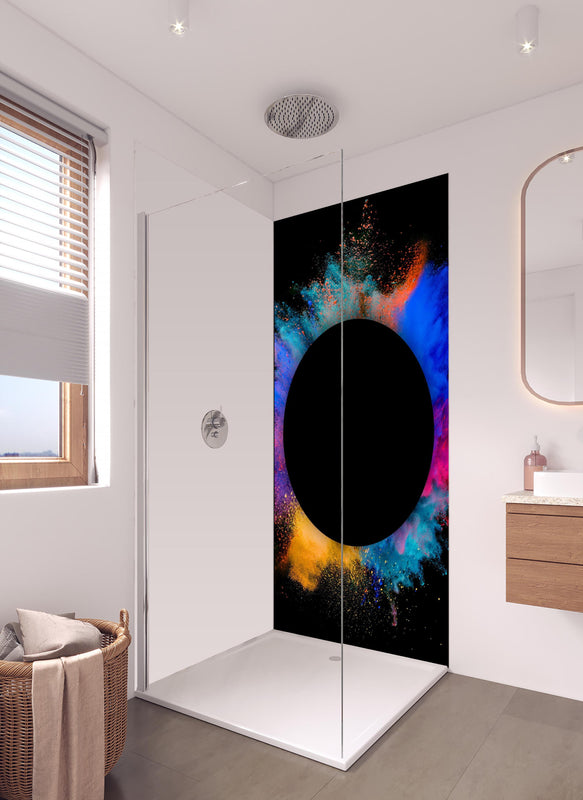 Duschrückwand - Explosion von farbigem Pulver mit schwarzem Kreis in hellem Badezimmer mit Regenduschkopf - einteilige Duschrückwand