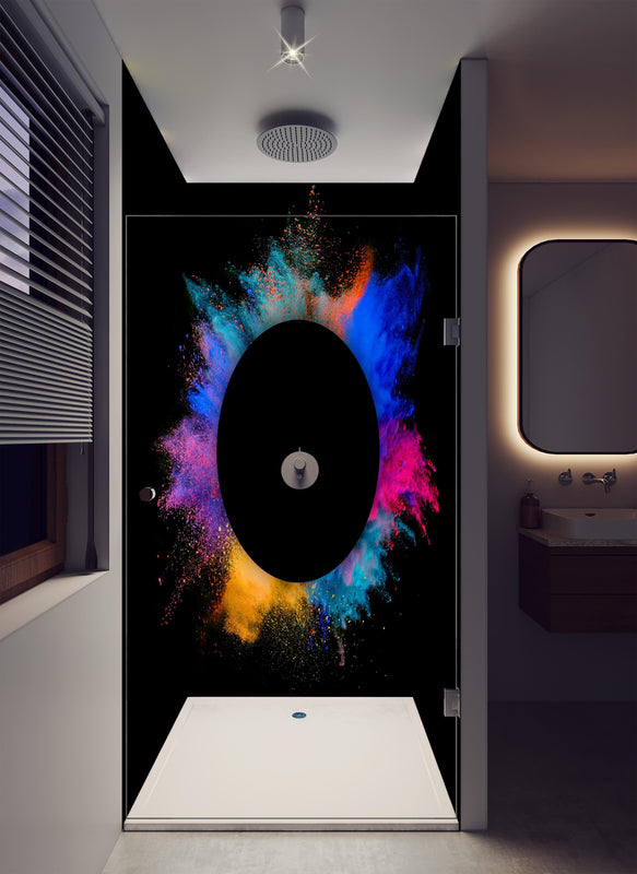 Duschrückwand - Explosion von farbigem Pulver mit schwarzem Kreis in luxuriöser Dusche mit Regenduschkopf