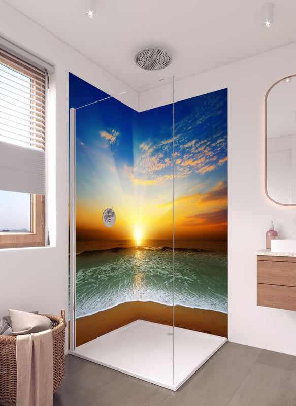 Duschrückwand - Fantastischer Sonnenuntergang an Mexicos Pazifikküste in hellem Badezimmer mit Regenduschkopf  - zweiteilige Eck-Duschrückwand