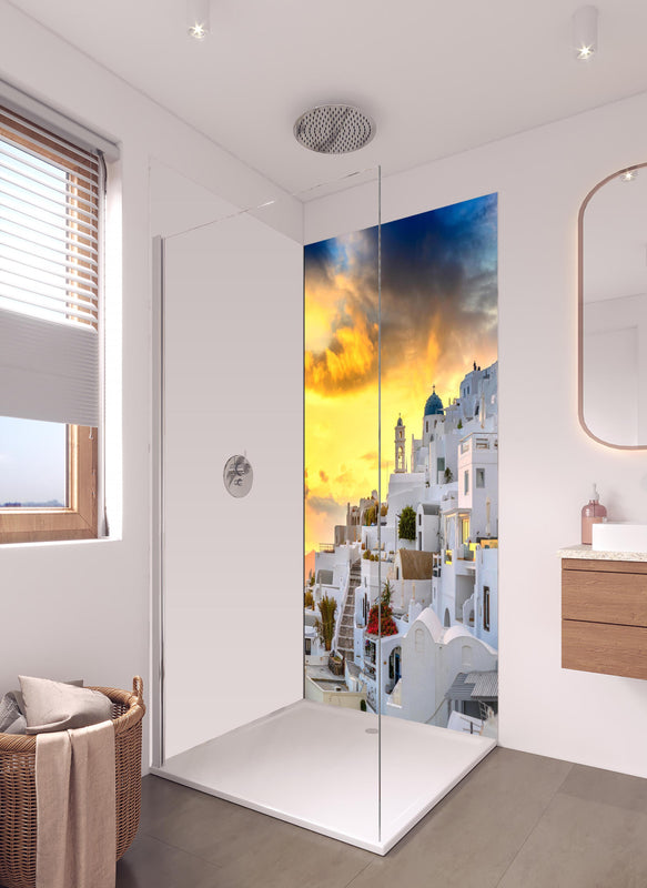 Duschrückwand - Fantastischer Sonnenuntergang in Santorini - Griechenland in hellem Badezimmer mit Regenduschkopf - einteilige Duschrückwand