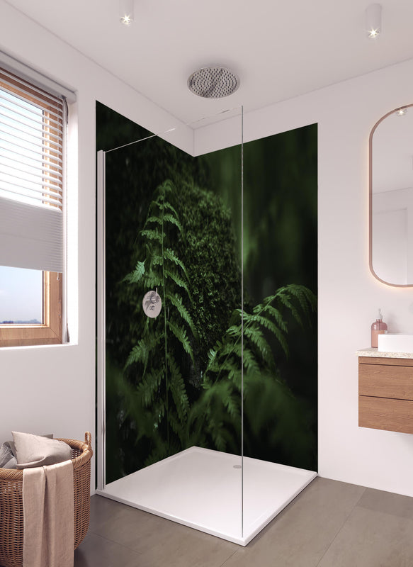 Duschrückwand - Farn im Wald des Allgäu bei Dunkelheit in hellem Badezimmer mit Regenduschkopf  - zweiteilige Eck-Duschrückwand