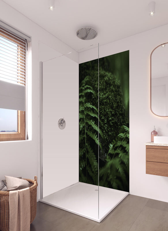 Duschrückwand - Farn im Wald des Allgäu bei Dunkelheit in hellem Badezimmer mit Regenduschkopf - einteilige Duschrückwand