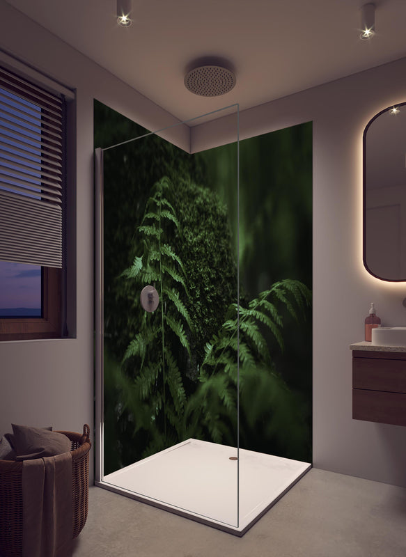 Duschrückwand - Farn im Wald des Allgäu bei Dunkelheit in cremefarbenem Badezimmer mit Regenduschkopf