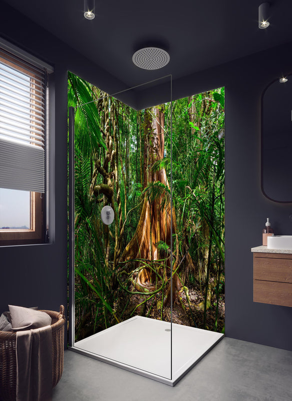 Duschrückwand - Feigenbaum in dunklem Badezimmer mit Regenduschkopf