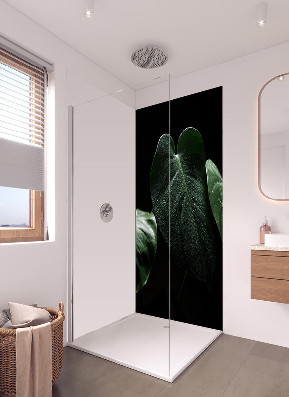 Duschrückwand - Feuchtes Blatt auf schwarzem Hintergrund in hellem Badezimmer mit Regenduschkopf - einteilige Duschrückwand