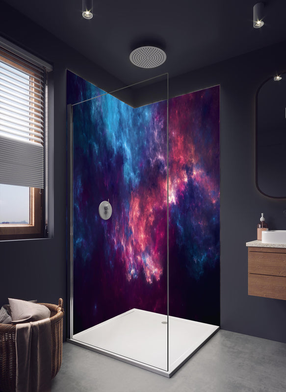 Duschrückwand - Fiktiver Weltraum in dunklem Badezimmer mit Regenduschkopf