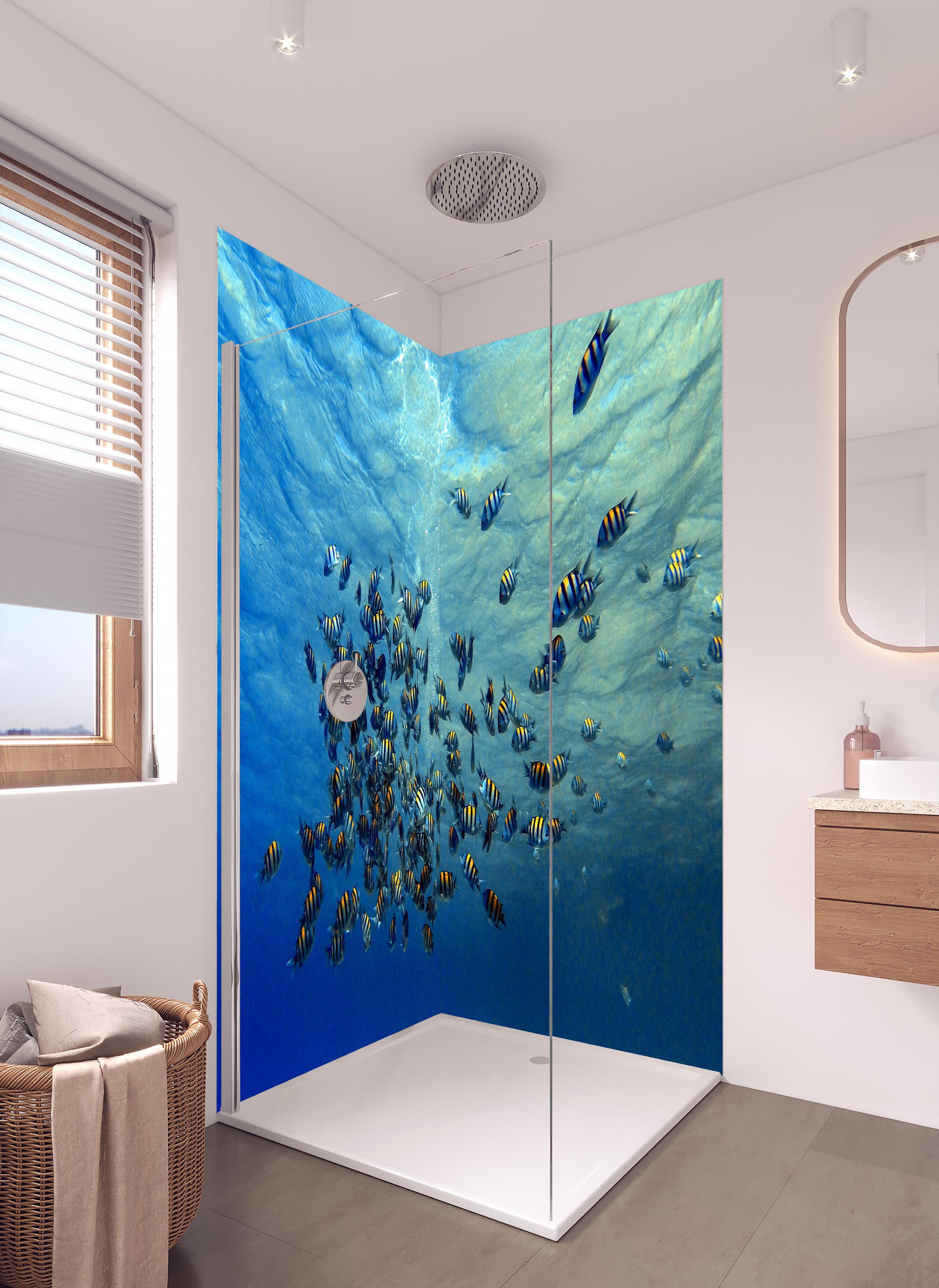 Duschrückwand - Fische im klarem Meer in hellem Badezimmer mit Regenduschkopf  - zweiteilige Eck-Duschrückwand