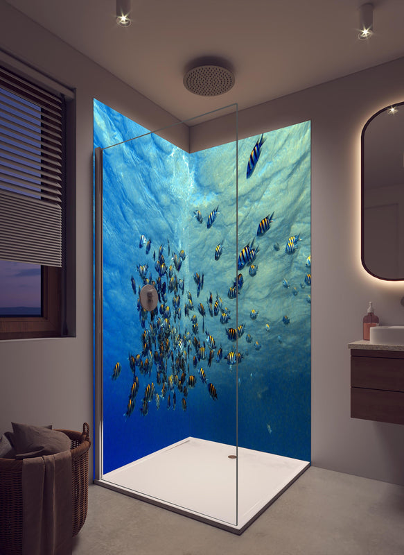 Duschrückwand - Fische im klarem Meer in cremefarbenem Badezimmer mit Regenduschkopf