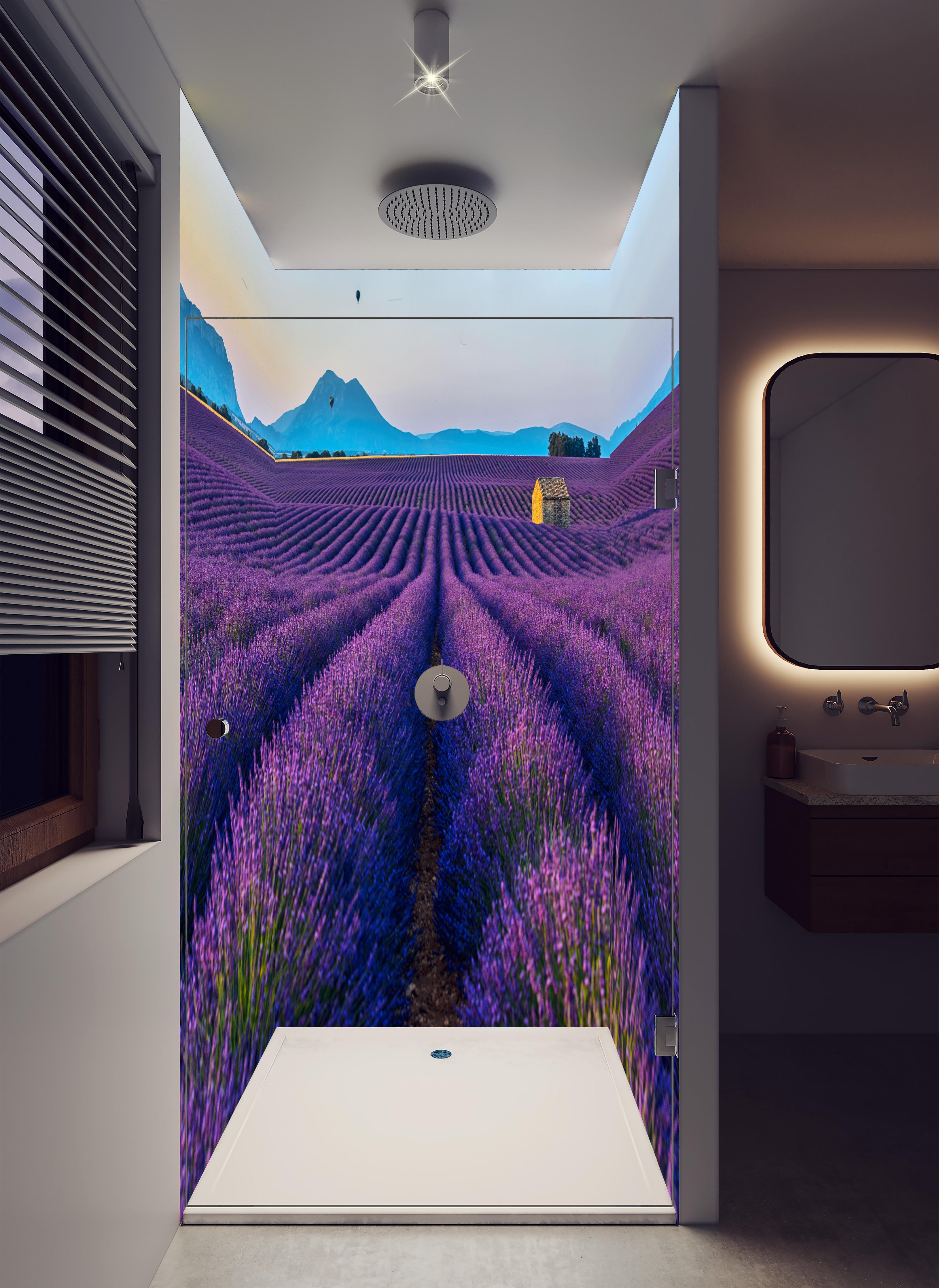 Duschrückwand - Französische Lavendelfelder in luxuriöser Dusche mit Regenduschkopf