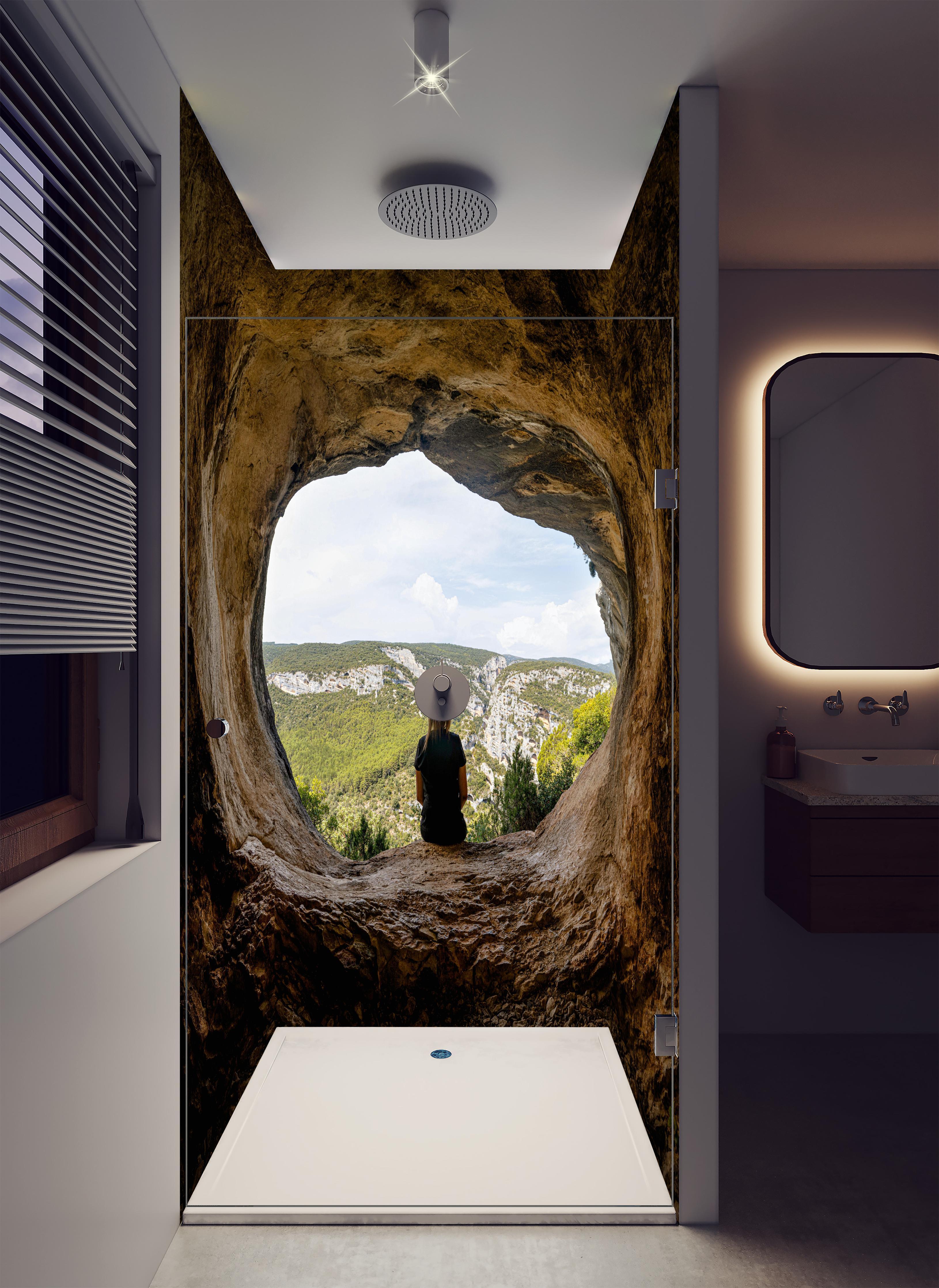 Duschrückwand - Frau sitzend in Berghöhle mit Blick auf Landschaft in luxuriöser Dusche mit Regenduschkopf