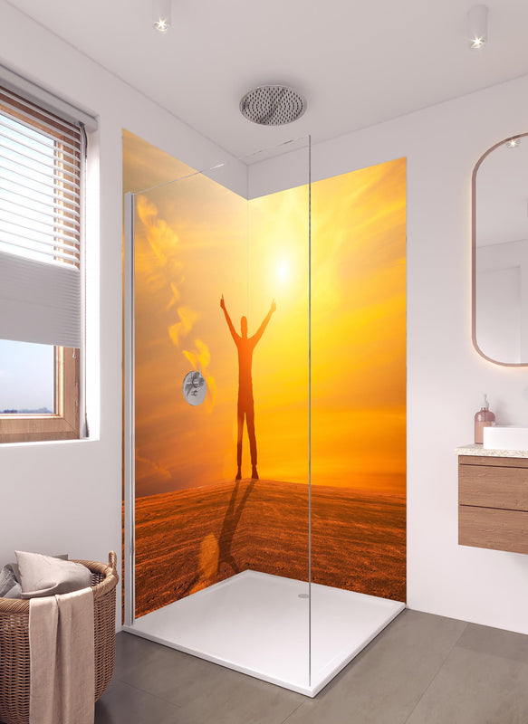 Duschrückwand - Freier Mann im goldenen Licht der Sonne in hellem Badezimmer mit Regenduschkopf  - zweiteilige Eck-Duschrückwand