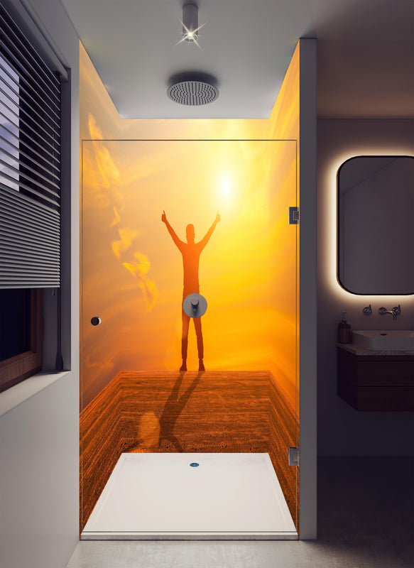 Duschrückwand - Freier Mann im goldenen Licht der Sonne in luxuriöser Dusche mit Regenduschkopf