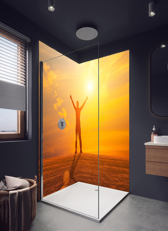 Duschrückwand - Freier Mann im goldenen Licht der Sonne in dunklem Badezimmer mit Regenduschkopf