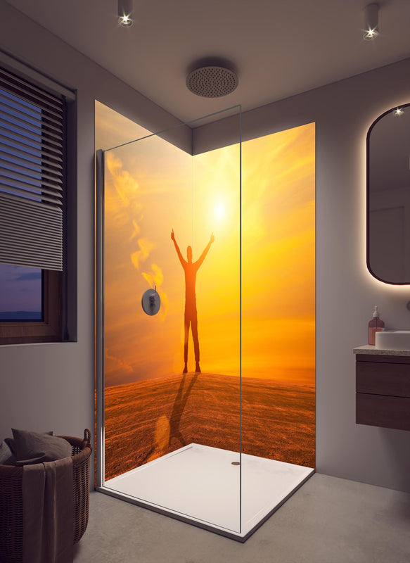 Duschrückwand - Freier Mann im goldenen Licht der Sonne in cremefarbenem Badezimmer mit Regenduschkopf