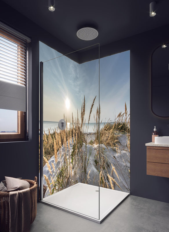 Duschrückwand - Friedlicher Ausblick an der Ostseeküste in dunklem Badezimmer mit Regenduschkopf