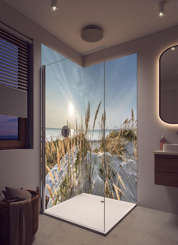 Duschrückwand - Friedlicher Ausblick an der Ostseeküste in cremefarbenem Badezimmer mit Regenduschkopf
