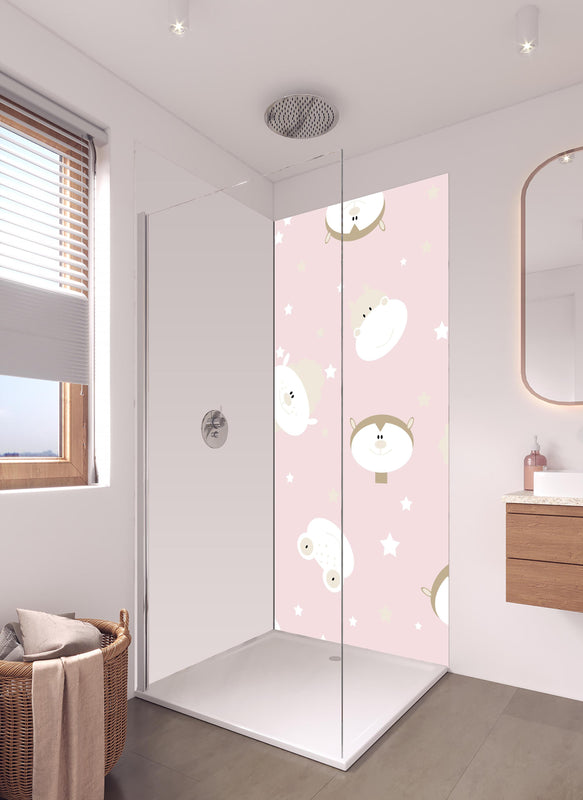 Duschrückwand - Fröhliche Tiere bunt gemischt in hellem Badezimmer mit Regenduschkopf - einteilige Duschrückwand