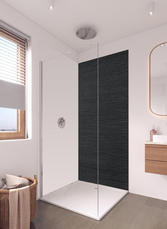 Duschrückwand - Gebürstetes dunkles Metall in hellem Badezimmer mit Regenduschkopf - einteilige Duschrückwand