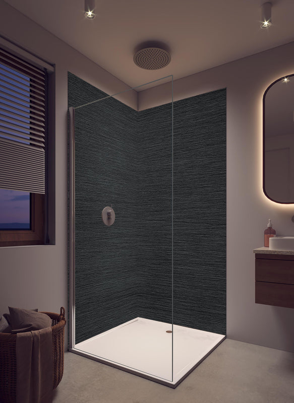 Duschrückwand - Gebürstetes dunkles Metall in cremefarbenem Badezimmer mit Regenduschkopf