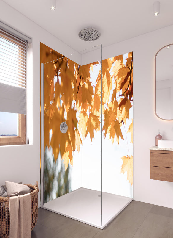 Duschrückwand - Gelben Ahornblättern im Herbst in hellem Badezimmer mit Regenduschkopf  - zweiteilige Eck-Duschrückwand