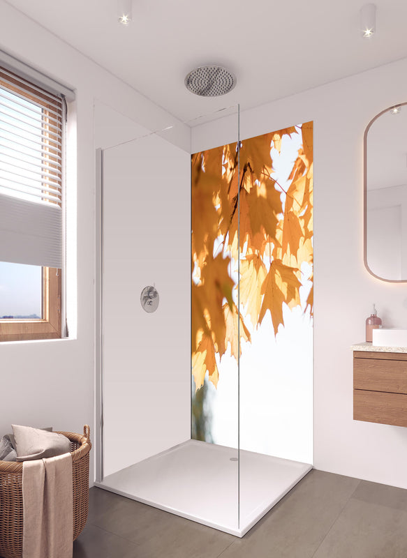 Duschrückwand - Gelben Ahornblättern im Herbst in hellem Badezimmer mit Regenduschkopf - einteilige Duschrückwand