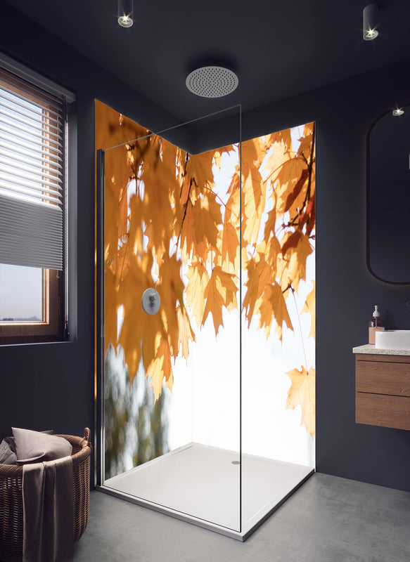 Duschrückwand - Gelben Ahornblättern im Herbst in dunklem Badezimmer mit Regenduschkopf