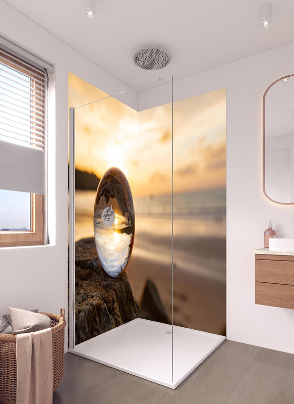 Duschrückwand - Glaskugel an der Küste in hellem Badezimmer mit Regenduschkopf  - zweiteilige Eck-Duschrückwand
