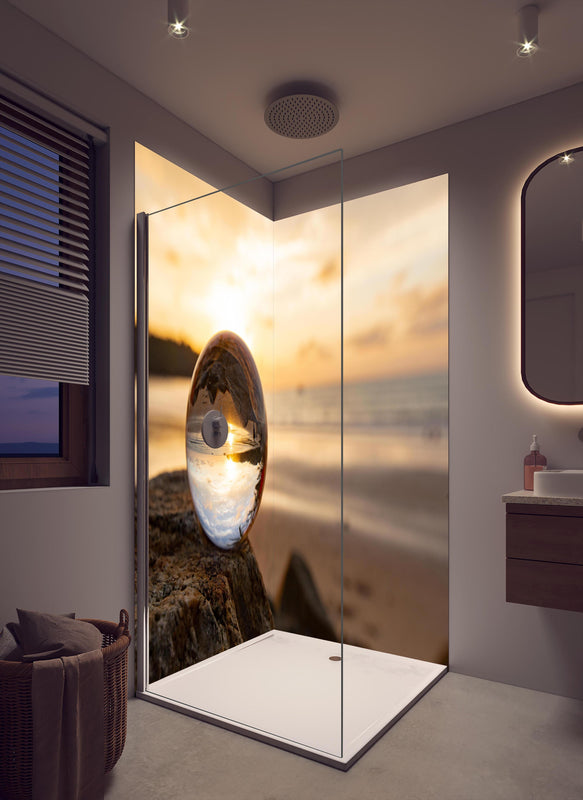 Duschrückwand - Glaskugel an der Küste in cremefarbenem Badezimmer mit Regenduschkopf