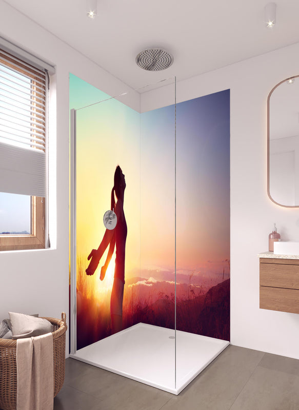 Duschrückwand - Glückliche Frau beim Sonnenuntergang in hellem Badezimmer mit Regenduschkopf  - zweiteilige Eck-Duschrückwand