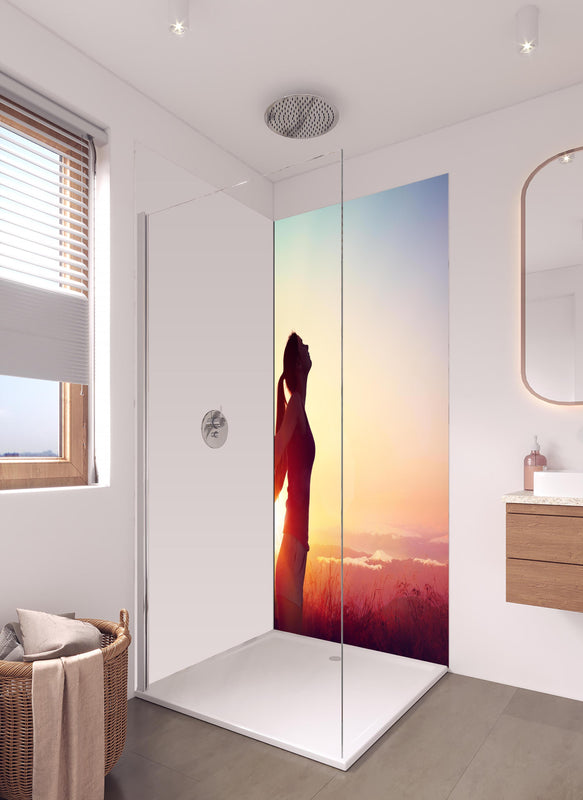 Duschrückwand - Glückliche Frau beim Sonnenuntergang in hellem Badezimmer mit Regenduschkopf - einteilige Duschrückwand