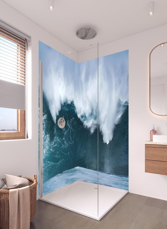 Duschrückwand - Große Welle im Ozean in hellem Badezimmer mit Regenduschkopf  - zweiteilige Eck-Duschrückwand