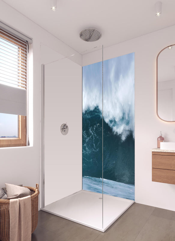 Duschrückwand - Große Welle im Ozean in hellem Badezimmer mit Regenduschkopf - einteilige Duschrückwand