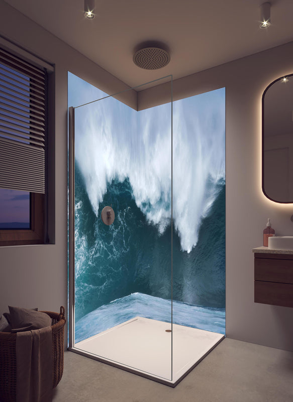 Duschrückwand - Große Welle im Ozean in cremefarbenem Badezimmer mit Regenduschkopf
