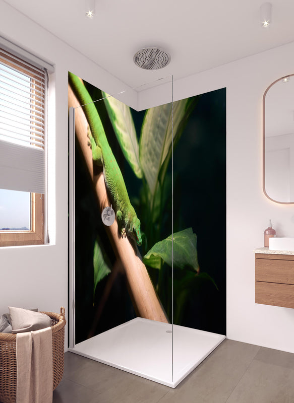 Duschrückwand - Grünliche Eidechse in hellem Badezimmer mit Regenduschkopf  - zweiteilige Eck-Duschrückwand