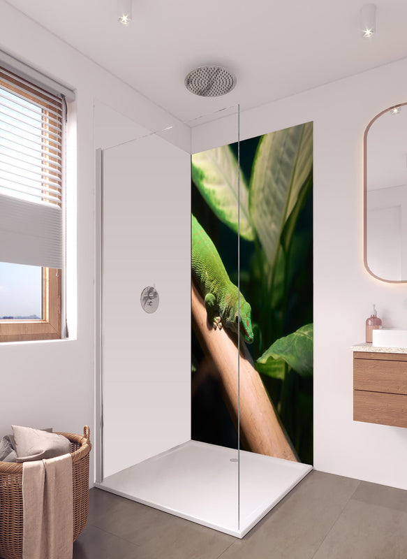 Duschrückwand - Grünliche Eidechse in hellem Badezimmer mit Regenduschkopf - einteilige Duschrückwand