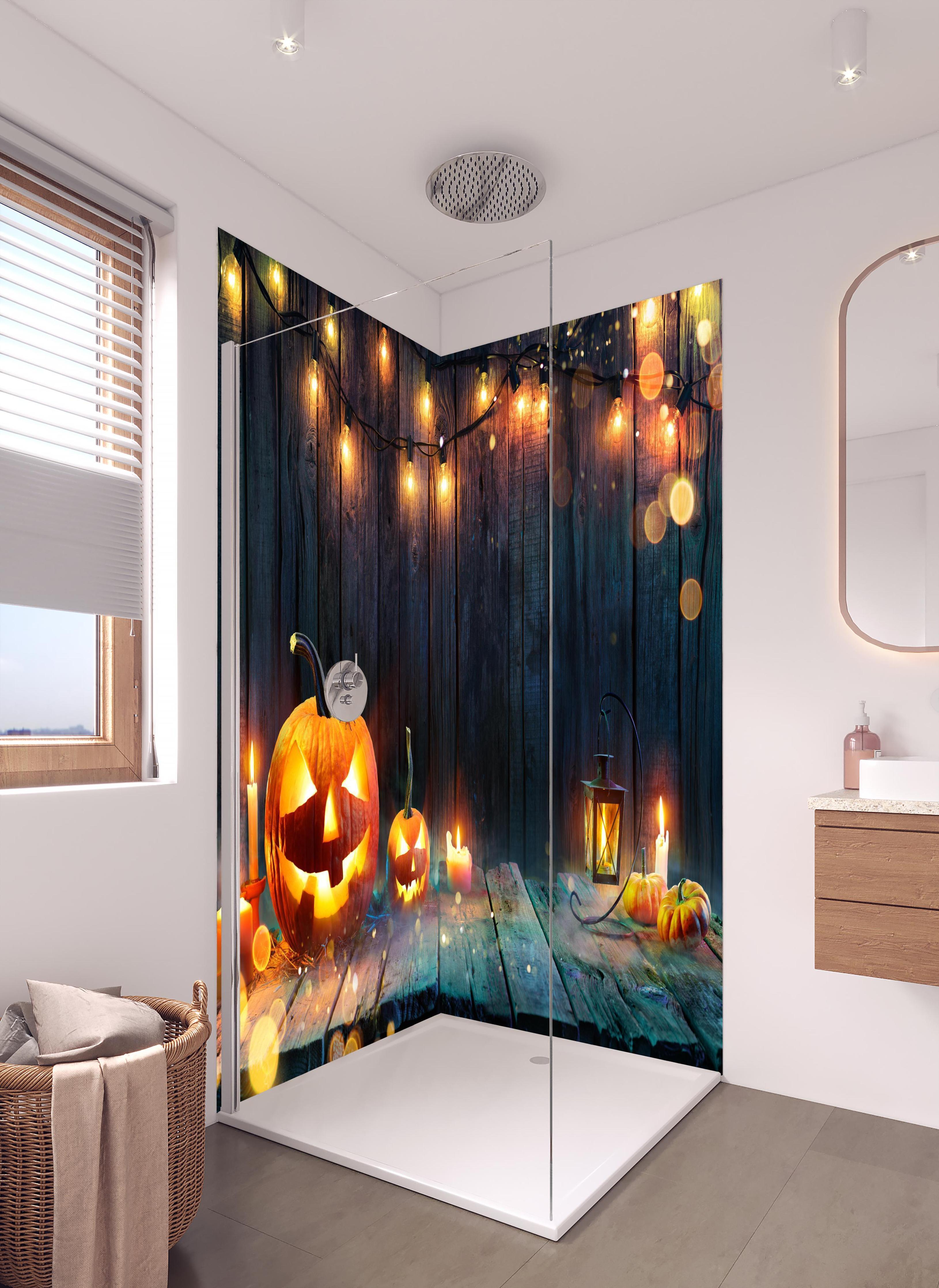 Duschrückwand - Halloween - Kerzen und Lichterketten in hellem Badezimmer mit Regenduschkopf  - zweiteilige Eck-Duschrückwand