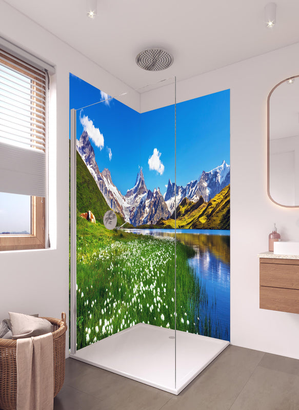 Duschrückwand - Heitere Aussicht auf die Berner Alpenkette in hellem Badezimmer mit Regenduschkopf  - zweiteilige Eck-Duschrückwand