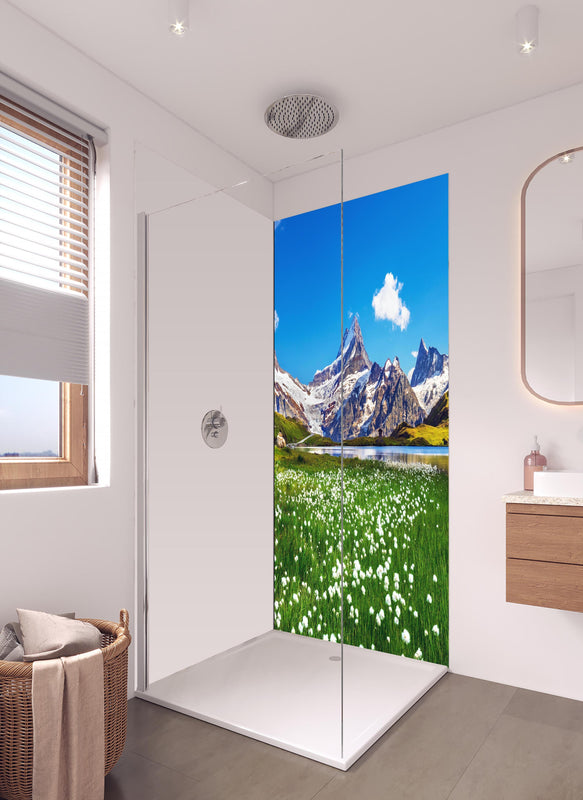 Duschrückwand - Heitere Aussicht auf die Berner Alpenkette in hellem Badezimmer mit Regenduschkopf - einteilige Duschrückwand