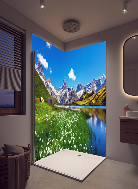 Duschrückwand - Heitere Aussicht auf die Berner Alpenkette in cremefarbenem Badezimmer mit Regenduschkopf