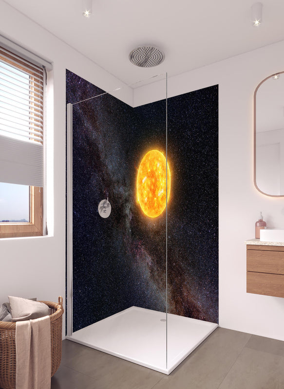 Duschrückwand - Helle Sonne vor dunklem Sternenhimmel in hellem Badezimmer mit Regenduschkopf  - zweiteilige Eck-Duschrückwand