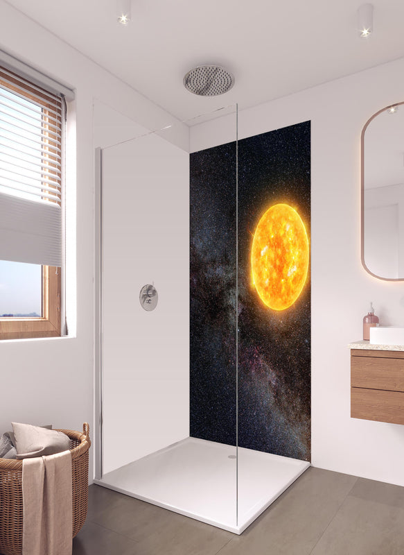 Duschrückwand - Helle Sonne vor dunklem Sternenhimmel in hellem Badezimmer mit Regenduschkopf - einteilige Duschrückwand