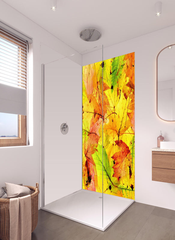 Duschrückwand - Herbstblätter Hintergrund in hellem Badezimmer mit Regenduschkopf - einteilige Duschrückwand