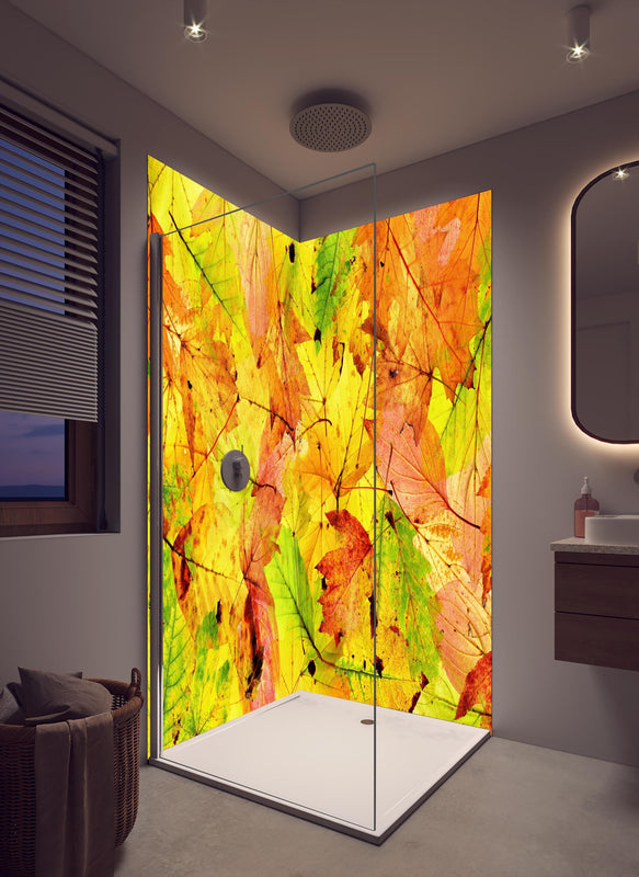 Duschrückwand - Herbstblätter Hintergrund in cremefarbenem Badezimmer mit Regenduschkopf