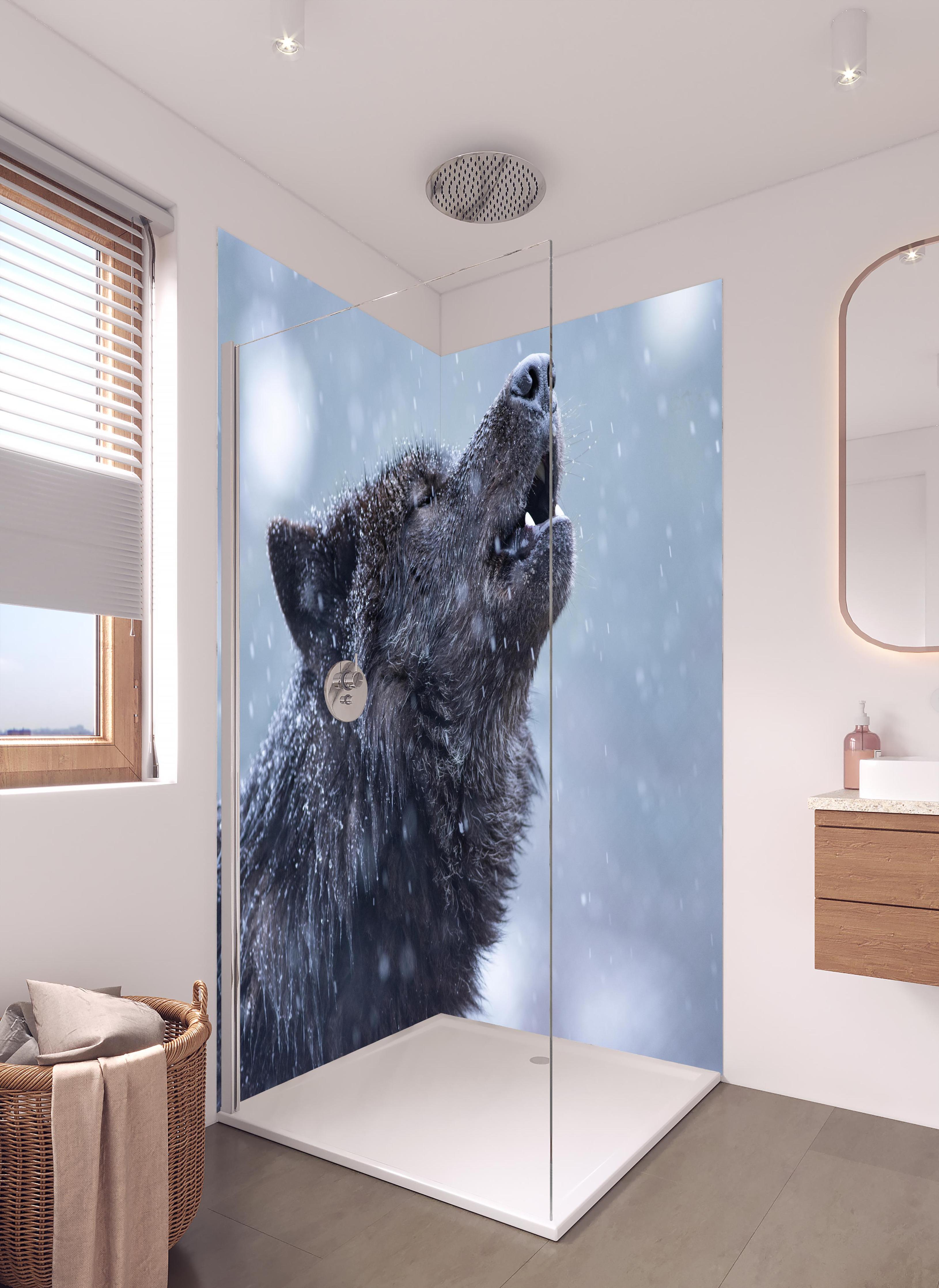 Duschrückwand - Heulender Wolf im Winter in hellem Badezimmer mit Regenduschkopf  - zweiteilige Eck-Duschrückwand