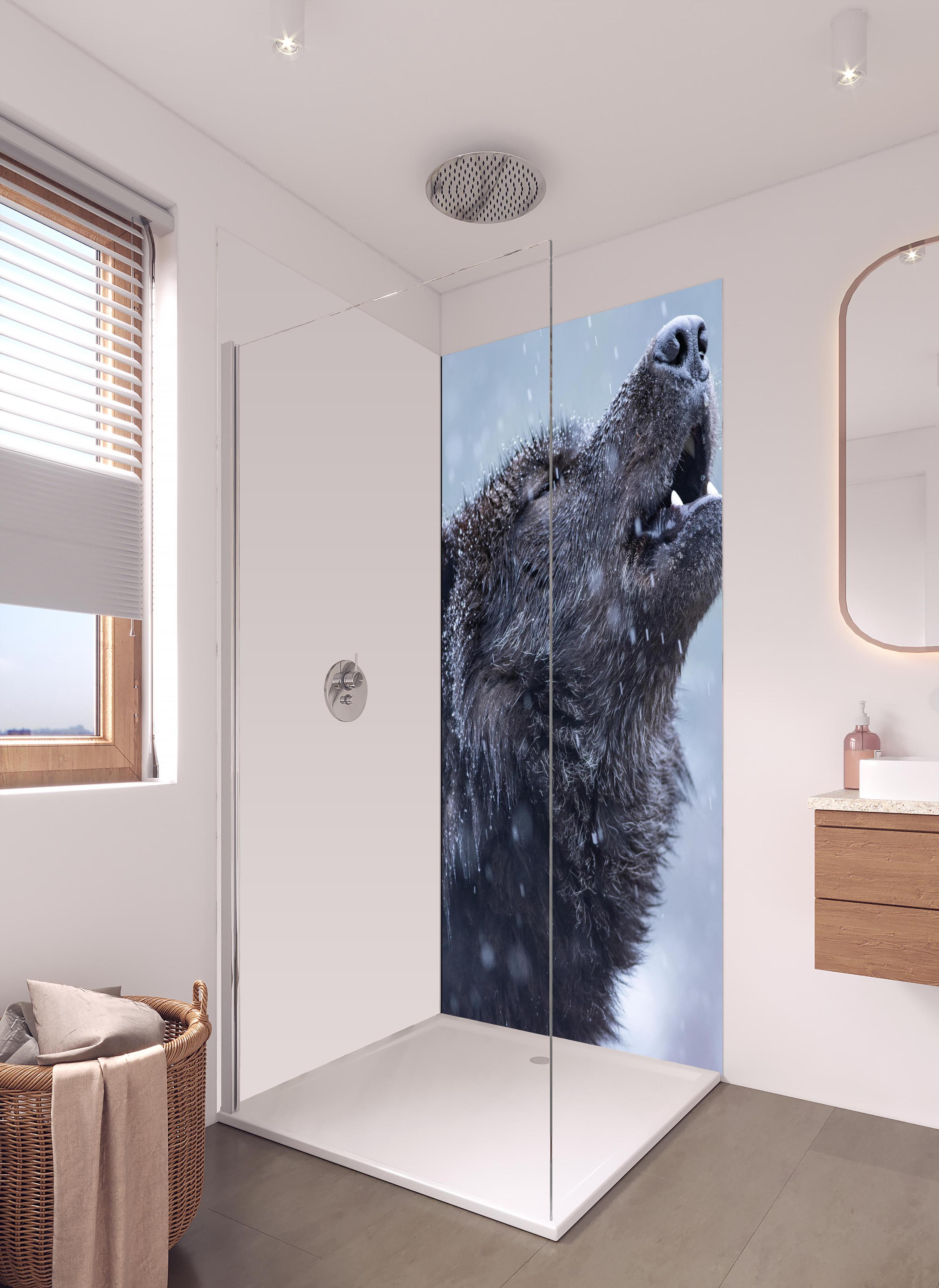 Duschrückwand - Heulender Wolf im Winter in hellem Badezimmer mit Regenduschkopf - einteilige Duschrückwand