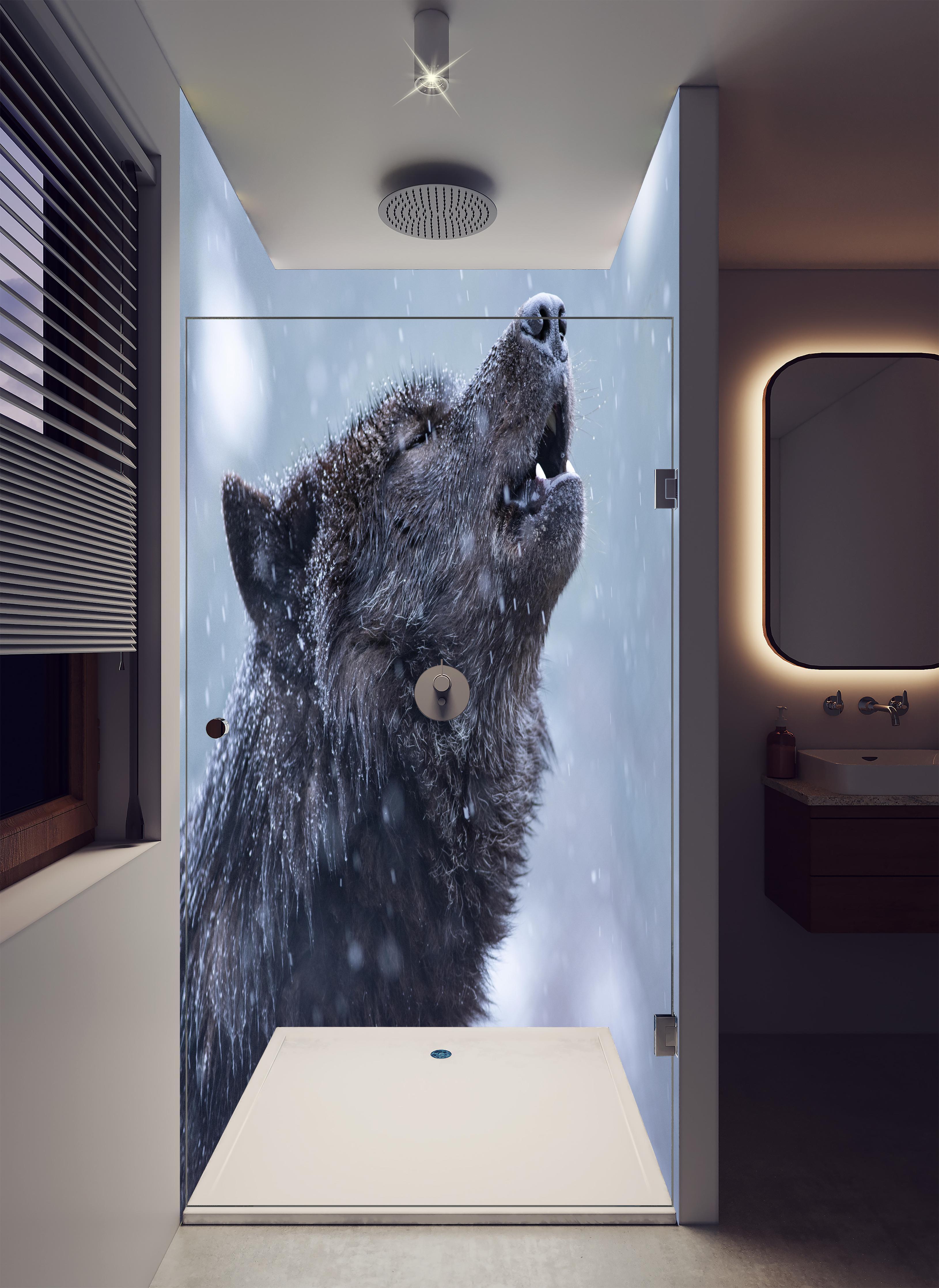 Duschrückwand - Heulender Wolf im Winter in luxuriöser Dusche mit Regenduschkopf